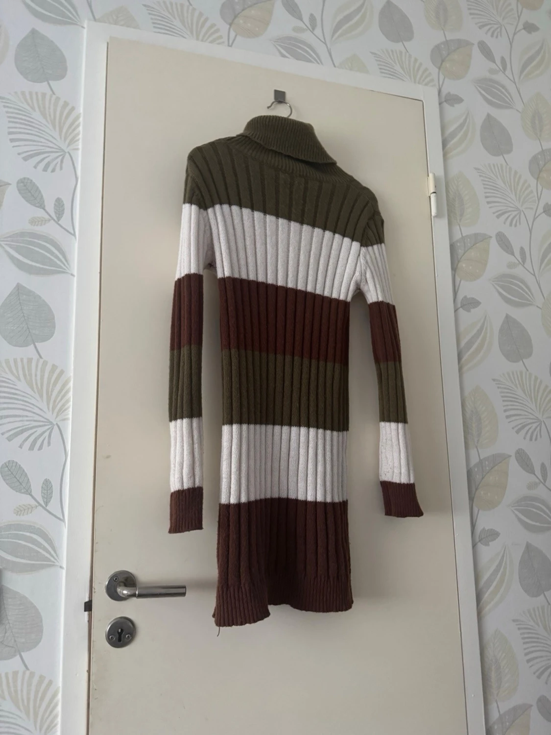 Mörkblå stickad klänning med polokrage - 4