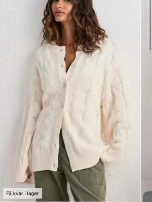 Vit kabelstickad kofta med knappar – Gina Tricot XS - Säljer en vit kabelstickad kofta/cardigan från Gina Tricot i storlek XS. Aldrig använd och i nyskick