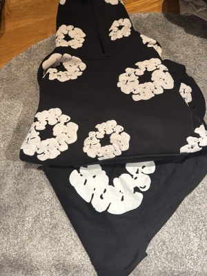 Svart hoodie med vita molntryck - Svart denim tears set, går att köpa separat också. Hör av er vid funderingar!