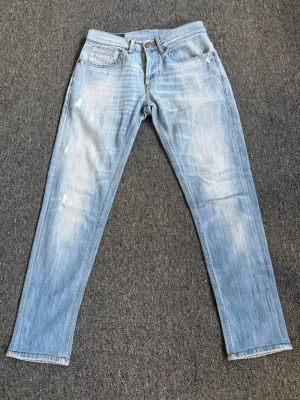 Dondup Jeans - Dondup jeans i stl 32. Cond 9/10. Nypris 3399, vårat pris 1199. Sjukt stilrena o snygga jeans. Pris kan förhandlas vid snabb affär. Hör av dig vid minsta lilla fundering!👌🏻