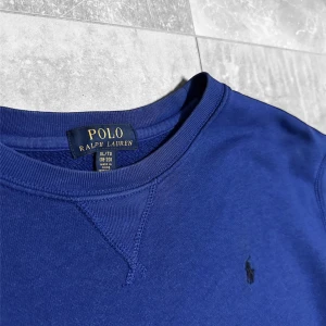 Ralph Lauren blå Crewneck tröja - Perfekt skick, äkta såklart. Storlek XL youth vilket ungefär motsvarar storlek S. Skriv vid minsta fundering.😎