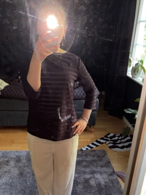 Mörkblå topp med trekvartsärm - Snygg mörkblå topp med diskret mönster och trekvartsärm. Perfekt till både jeans och kjol för en stilren look. Materialet känns mjukt och bekvämt mot huden. Vet tyvärr inte storlek men kan skicka mått💙