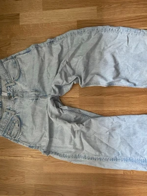 Baggy jeans - Baggy Astro jeans ifrån weekday med slitage längst ner på byxan och lite missfärgning fast annars är dem bra