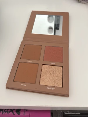 CAIA Face Palette Classy bronzer - ENDAST TESTAD 1 gång!! 🥰Snygg bronzerpalett från CAIA i färgen Classy. Paletten innehåller fyra puder: contour i matt brun, blush i varm rosa, bronzer i gyllenbrun och highlight i skimrande champagne. Kommer i en stilren brun förpackning med spegel i locket.
