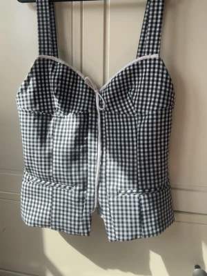 Rutig topp Zara - Rutig korsett top ifrån Zara i storlek XS men funkar som S också. Inga defekter eller fläckar, säljs pga att den inte passar. (Säljs inte längre) Skriv frågor eller fler bilder! 💕