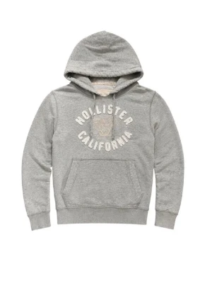 Grå hoodie från Hollister - Säljer en grå hoodie från Hollister med broderad text 'Hollister California' och palmmotiv på bröstet. Hoodien har känguruficka, dragsko i huvan och är tillverkad i mjuk bomullsmix. Perfekt för chill dagar och streetwear vibes.