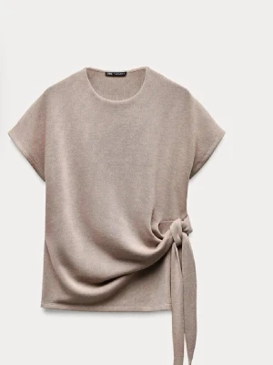 Super fin Beige topp med knyt i sidan - Super snygg Stilren beige topp från Zara. Toppen har en snygg knyt-detalj i sidan som ger en trendig touch. Perfekt att matcha med både jeans och kjol för chic look. Aldrig använd❤️❤️  