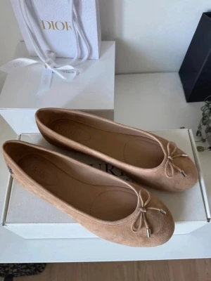 Ralph Lauren ballerina  - Säljer dessa helt oanvända ballerinaskorna från Lauren Ralph Lauren. Modell: Jayna. Material: Mocka. Storlek: 37,5. OBS! Stora i storleken då jag vanligtvis har 38/39! Box medföljer. 💌