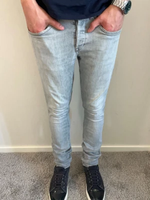 Dondup George Jeans - Tja, säljer dessa tvärfeta dondup George Jeans i mycket fint skick med inga defekter! Liten slitning vid vänstra ficka som jag tycker är jätte snyggt! Mått, längd 103, midja 40, hör av er vid fler frågor🤝(Billigare vid köp av paket😉)