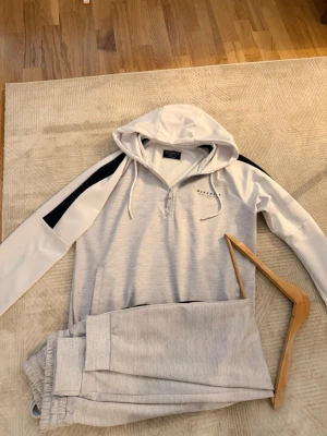 Mckenzie tracksuit  - Quarter zip med luva och byxor i nytt skick 