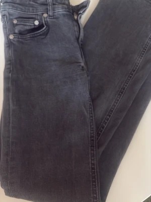 Svarta bootcut jeans  med hål på ena knäet - Från lager 157. 