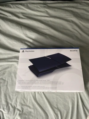 Playstation 5 skal slim  - Säljer ett skal till PS5 midnight black, säljer eftersom att jag inte har slim råkade få fel model,l inget är använt alls alla delar ligger i boxen. Ifall ni har några funderingar är det bara att fråga 