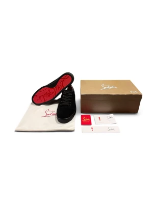 Svarta sneakers från Christian Louboutin - Stilrena svarta sneakers från Christian Louboutin i mocka med klassisk röd sula och svarta skosnören. Låg modell med minimalistisk design och exklusiv känsla. Perfekta för dig som vill ha något extra till din outfit.