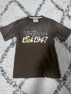 Brun Von Dutch t-shirt med tryck - Von dutch t shirt, i ok skick!