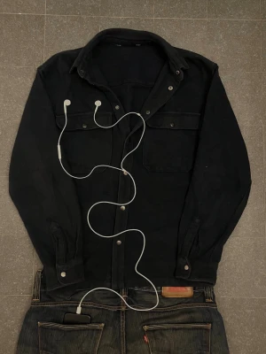 Mörkblå Overshirt  - Tja, säljer en snygg mörkblå Overshirt i storlek S. Priset går att diskutera hör av dig vid minsta lilla fundering.