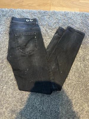 Dondup George grey  - Tja, Säljer dessa Dondup George som är köpta i butik, Jeansen är i topp skick och mycket fräscha, Priset är inte hugget i sten så går absolut att diskutera, Du vill säkert veta måtten så här är dem: Längd: 101 cm sen midja: 42cm!!!!!
