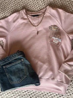 Rosa tröja  - Säljer en jätte fin rosa tröja som knappt används🌸Storlek S men passar då mig som har M (Säljer också shortsen)💕