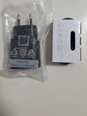 25 Watts Samsung reseadapter och laddkabel - Praktisk svart Samsung reseadapter med USB-port och tillhörande laddkabel. Perfekt för att ladda mobilen snabbt och smidigt. Adaptern har två stift och kommer i originalförpackning. Passar de flesta Samsung-telefoner och andra enheter med USB-laddning.