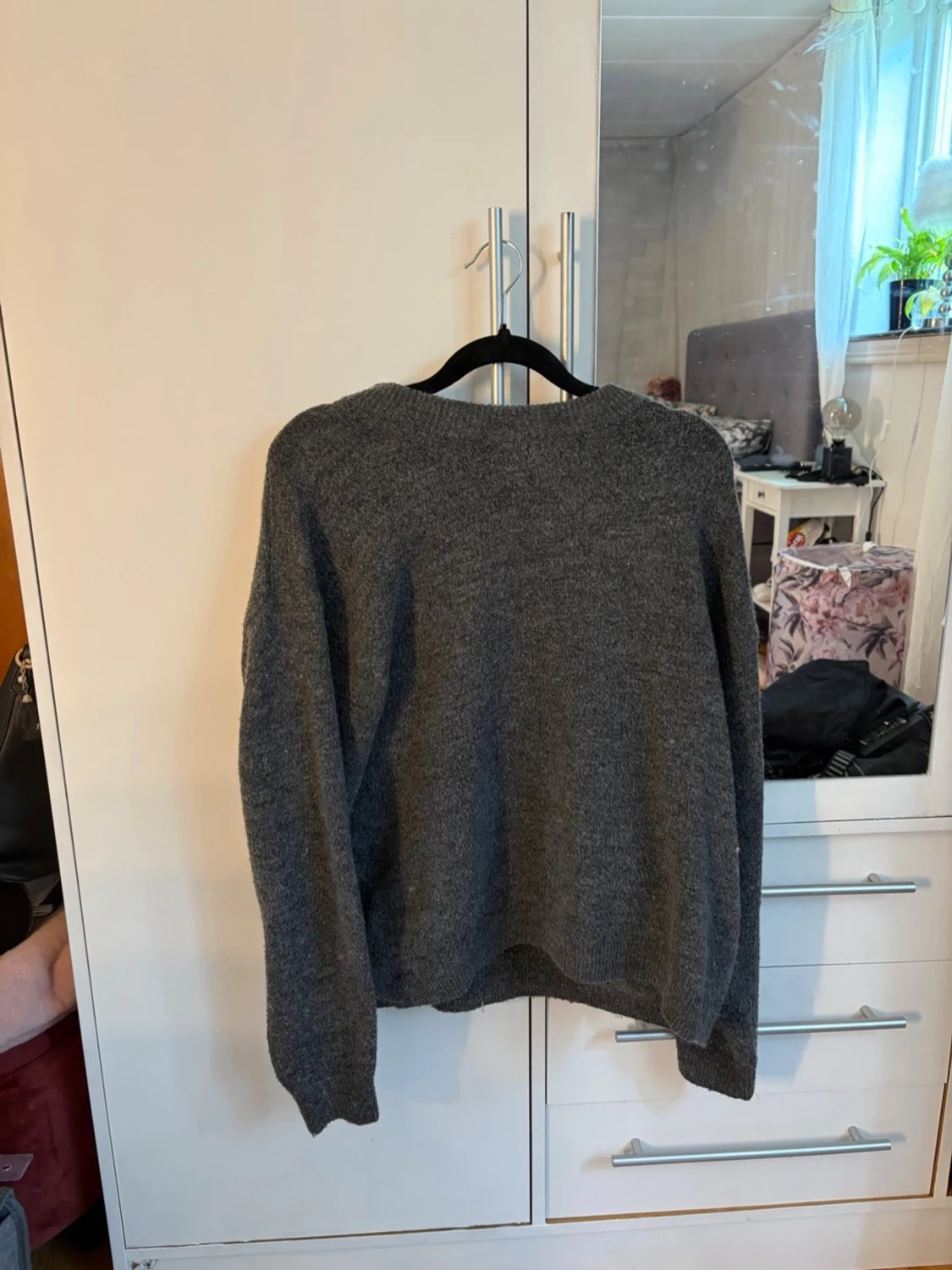 Mörkgrå stickad tröja
