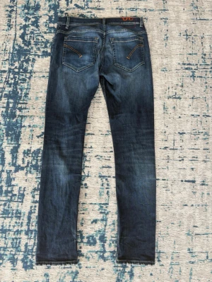 Mörkblå Dondup George jeans i storlek 30 - Snygga mörkblå Dondup jeans i storlek 30 och är i väldigt bra skick. Nypris 3499