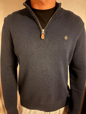 Halfzip Morris  - En halfzip tröja från Morris i färgen marinblå, tröjan är ett använd ett par fåtal gånger men i bra skick, storleken är s