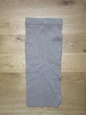 Jätteskön beige kjol  - Super fin och skön kjol från PRIMARK i Spanien. Tyget är så otroligt stretchigt och mjukt. Den ser liten ut men strechas enormt. Den är ljusbrun ribbad. Om frågor eller bilder önskas kontakta mig 