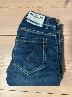 Dondup George W29  - Säljer dessa fina dondup George W29. Passar bra till allt. Ny pris 1899, mitt pris 629. Däremot kan kännas väldigt tighta när dom är nytvättade men efter ett par minuter på så är dom otroligt sköna! 