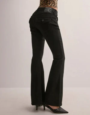 svarta true religion jeans - säljer ett par true religion jeans i storlek 27 men skulle säga att dom är mer som 26/25 då som varierar från mina andra truies i samma storlek. ett av bält banden har lossnat men är lätt att fixa kan diskuteras