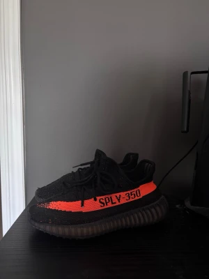 Yeezys skor - Bra skick. Skick 5,5/10. Storlek 38. Skriv om de skulle önskas flera bilder. Priset kan diskuteras. Fraktar oftast inom 1 dag. Annars 1-3 dagar. Skriv om du är intresserad🤗. Mvh Lowe!😁
