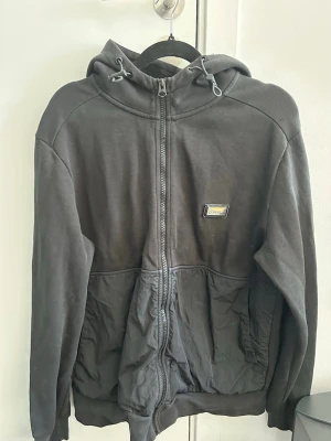 Svart Calvin Klein hoodie  - Säljer en svart Calvin Klein hoodie. Storlek M