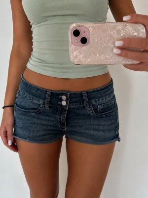 Lågmidjade jeansshorta - 👕 Plagg: Jeansshorts                                                          📏 Storlek: Midjemått 37 cm                                                                                                            ✨ Skick: Fint skick                                                        💬 Vid frågor är det bara att skriva!                                                                                          🛍️ Gramenti