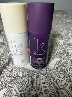 Kevin Murphy torrschampo & balsam - Två produkter från Kevin Murphy: ett vitt torrschampo (FRESH.HAIR) och ett lila torrbalsam (YOUNG.AGAIN DRY CONDITIONER). Båda flaskorna har en stilren design med stort K på framsidan och är perfekta för att fräscha upp håret mellan tvättarna. Den Vita är inte mycket kvar.