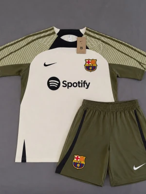 Barcelona träningsset Nike beige/grön - Helt ny och oanvänd set. FC Barcelona. Priset går att diskutera.