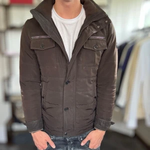 J.lindeberg bailey field jacket - Bra skick, använd men utan större fläckar . Nypris ca 3000kr. Passar dig som  är 175-185cm ungefär. Modellen är 185 cm, 75 kg. En liten skreva på axeln men går lätt att laga. Alltid billigare pris vid köp av flera varor‼️🙌Svarar alltid på frågor eller funderingar! 