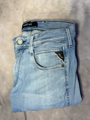 Replay Jeans - | Riktigt snygga Replay Jeans | Storlek 29/32 | Riktigt bra skick utom liten defekt på baksidan uppe | Bara att skriva vid frågor eller funderingar |