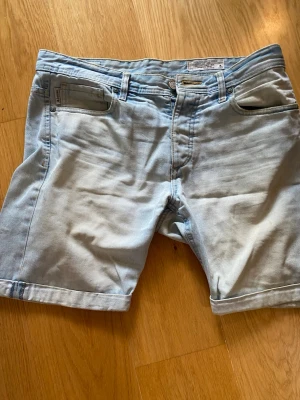 Gräsklipparshorts - Ett par vanliga jävla jeansshorts. Perfekt att klippa gräset i, ta en öl och lyssna på Björn Rosenström i… köp skiten!