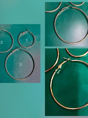 1 par Valfria storlek guldfärgade hoops örhängen - Gäller 1 par. Finns tre olika storlek på klassiska hoops i guldfärgad metall. Örhängena är släta, runda och finns i tre olika storlekar. Perfekta för att mixa och matcha till olika looks. Stängs med enkel klicklås. Snygga och tidlösa accessoarer till din stil. Vill man ha 2 par 199:-, 3 par 269:-.