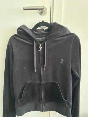 Svart velour set Juicy Couture - Säljer mitt svarta juicy couture set. Tröjan är i storlek- S och byxorna i- XS. Pris kan diskuteras då jag tappat ena plattan på bandet på byxorna. 