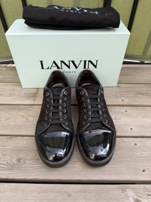 Lanvin - Lanvin dbb1 patent cap toe i svart | storlek 10 eu 44 men passar också större | bra skick, finns några tecken på användning annars bra | 2 dustbags och skor medföljer vid köp | pris går att diskutera vid snabb affär |