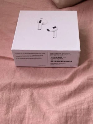 Nya AirPods (AirPods 3) - Nya AirPods, jag fick två par av samma och försöker sälja det andra paret. Pris kan diskuteras