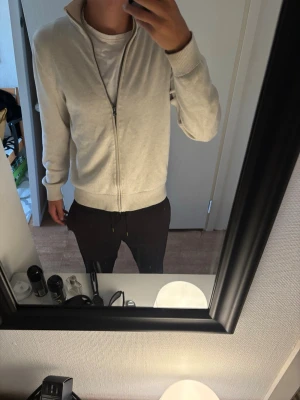 Dobber Full Zip M - Skit snygg full zip från Dobber, köpt i butik. Är L med sitter som M⚠️ Skriv vid funderingar😃