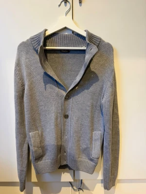 Stenströms cardigan  - En grå stickad cardigan ifrån Stenströms i 100 % Merinoull. | Mycket fint skick och passar till allt. | Modellen är 180. | Hör av er vid frågor!🌟