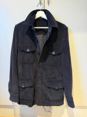 Suitsupply Jacka - Säljer nu en otroligt snygg Manchester jacka/overshirt från suitsupply. | Otroligt bra skick och mycket snygg färg. | Nypris runt 3000 och denna säljs inte längre. | Modellen är 180!🌟