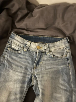 Jeans från weekday - Jeans från weekday, modellen heter ”booty bei low waist skinny bootcut jeans” Gillar !personligen! Inte hur dom sitter på men ser ju olika ut på alla, säljer då dom är för korta. Storlek 24/30, Färg Cloudy blue. Köpt för 399kr. Pris kan diskuteras!💞