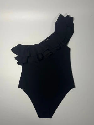Volangbody - 👕 Plagg: volangbody                                                          📏 Storlek: S                                                                                                            ✨ Skick: Fint skick                                                        💬 Vid frågor är det bara att skriva!                                                                                          🛍️ Gramenti