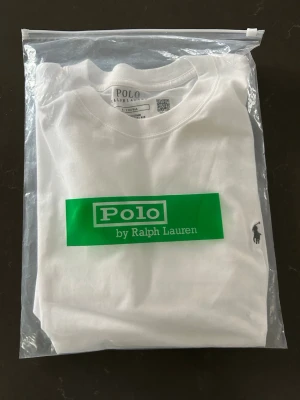 Vit t-shirt från Polo Ralph Lauren - Säljer en helt ny polo ralph lauren t shirt. Aldrig använd, alla lappar osv sitter kvar. Nypris ligger runt 1000kr. Storlek M men passar även S 