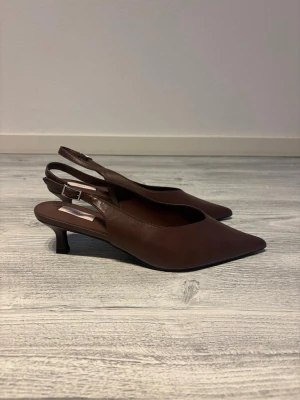 Bruna kitten heels  - Helt nya oanvända bruna kitten heels från Nelly i storlek 40. Säljes då de tyvärr är för stora för mig. Klacken är ca 5 cm. Orginalpris: 399 kr💕