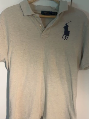 Pike polo Ralph lauren - Säljer nu min piké ifrån Ralph lauren då jag köpte den och ångra mig efteråt tröjan är inprincip aldrig andvänd, är i storlek L-14-16 år vilket motsvarar ungiufär xs.