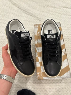 Golden goose  - Säljer dessa golden goose storlek 44 riktigt snygga. 