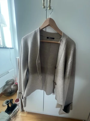 Beige kofta  - Fin kofta men tyvärr lite liten 